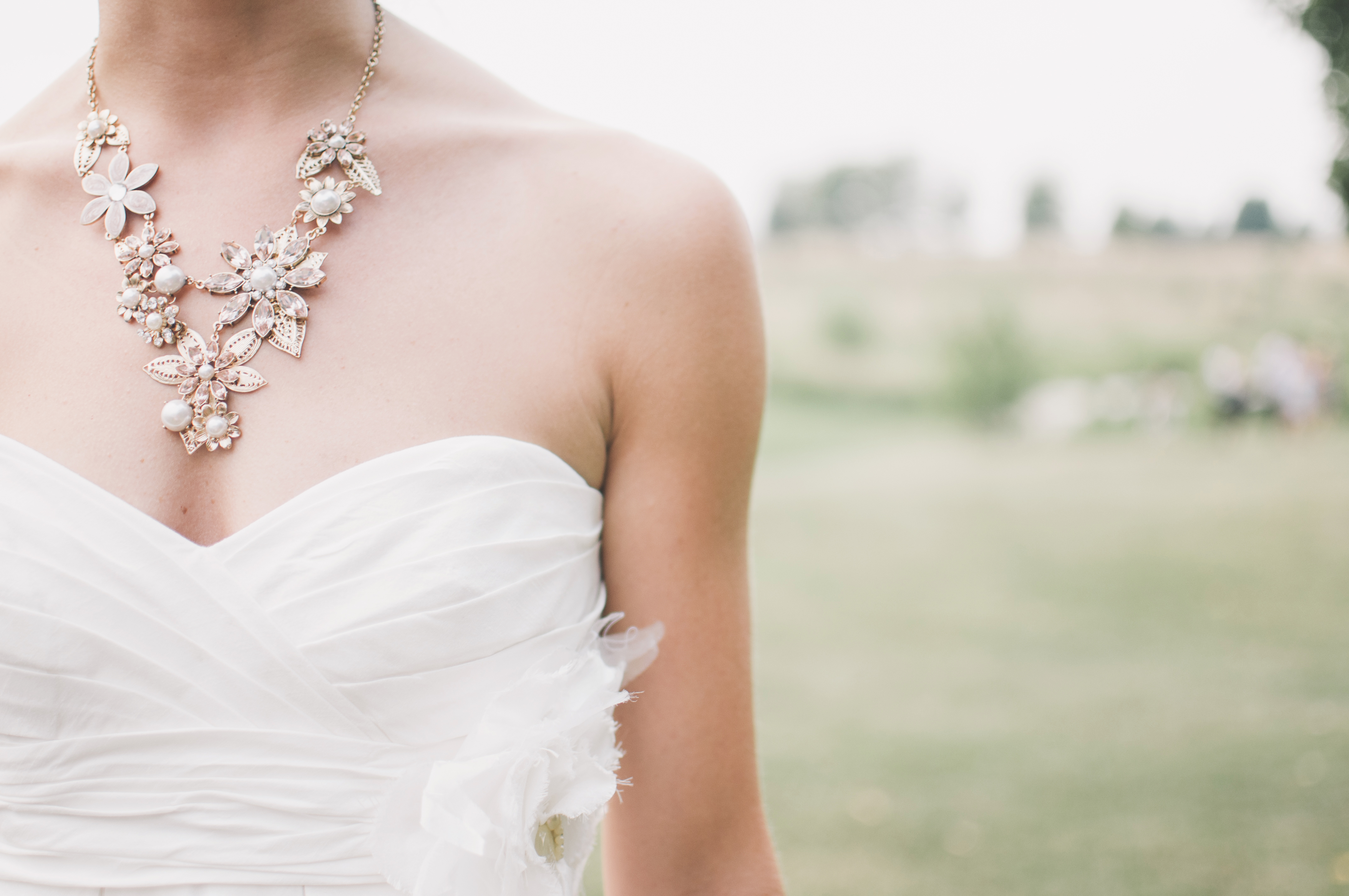 Biżuteria ślubna a suknia w kolorze ecru